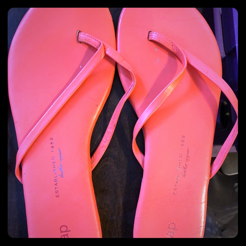 2 pairs of gap flip flops